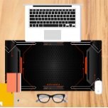 Cool zwart en oranje geometrische gaming achtergro bureaumat<br><div class="desc">Zwart en oranje futuristische metallic textuur,  coole moderne geometrische gaming achtergrond met groene accenten. Aangepast optioneel oranje monogram.</div>