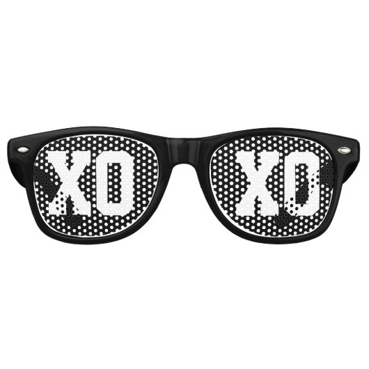 Cool Zwart XOXO Knuffels en Kusjes Retro Zonnebril (Voorkant)