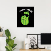 Coolcumber Funny Veggie Cucumber Pun Dark BG Poster (Thuiskantoor)