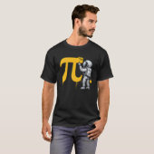 Coole astronaut schildert Pi symbool Pi-dag T-shirt (Voorkant volledig)