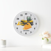 coole constructiemaker voegt naam toe grote klok (Huis)