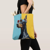 Coole Dobermann met zonnebril Tote Bag (Dichtbij)