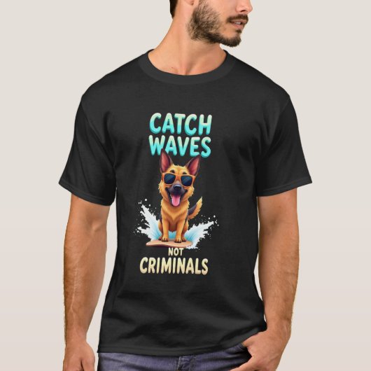 Coole Duitse Herder Surfhond T-shirt (Voorkant)