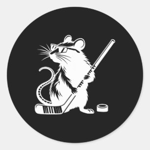 Coole ijshockeyrat met stick en puck ronde sticker