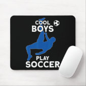 Coole jongens spelen voetbal muismat (Met muis)