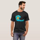 Coole Kat Op Surfplank Rijdt Golf T-shirt (Voorkant volledig)