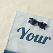 Coole Katze am Strand mit Sonnenbrille und Hut - Strandlaken (In situ)