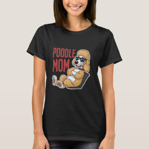 Coole ogende poedelmoeder met zonnebril hondenlief t-shirt