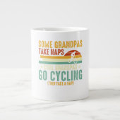 Coole opa's gaan fietsen grote koffiekop (Voorkant)