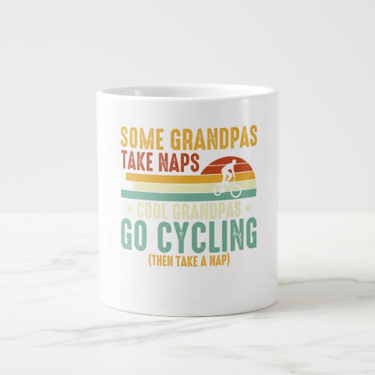 Coole opa's gaan fietsen grote koffiekop (Voorkant)