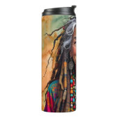 Coole oude dame in dreadlocks hippie vrouw thermosbeker (Gedraaid links)