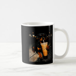 Coole rottweiler drinkt ijskoude koffie grappige h koffiemok