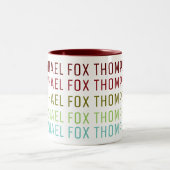 coole typografie-mok met aangepaste kleurnaam tweekleurige koffiemok (Center)