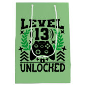 coole videogame 13th Birthday party Medium Cadeauzakje (Achterkant)