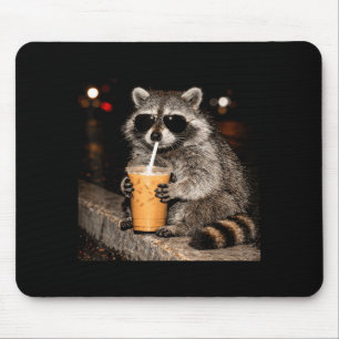 Coole wasbeer drinkt ijskoude koffie grappige meme muismat