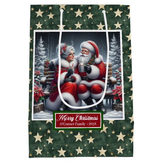 Coolest Mrs Claus Classic Red Christmas Gift Bag Medium Cadeauzakje (Achterkant)