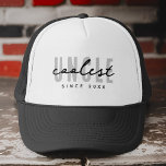 Coolest Uncle Modern Elegant Eenvoudige Vaderdag Trucker Pet<br><div class="desc">Dit eenvoudige en moderne ontwerp bestaat uit san serif typografie.</div>