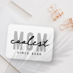 Coolste mam sinds 20XX moderne eenvoudige preppy Magneet<br><div class="desc">Dit eenvoudige en moderne ontwerp bestaat uit san serif typografie.</div>