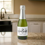 Coolste mam sinds 20XX moderne eenvoudige preppy Sparkling Wijnetiket<br><div class="desc">Dit eenvoudige en moderne ontwerp bestaat uit san serif typografie.</div>