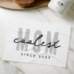 Coolste mam sinds 20XX moderne eenvoudige preppy Theedoek<br><div class="desc">Dit eenvoudige en moderne ontwerp bestaat uit san serif typografie.</div>