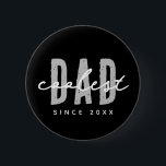 Coolste papa sinds 20XX moderne eenvoudige preppy Ronde Button 5,7 Cm<br><div class="desc">Dit eenvoudige en moderne ontwerp bestaat uit san serif typografie.</div>