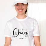 Coördinator moderne chaos t-shirt<br><div class="desc">Omarm de georganiseerde chaos met ons Modern Chaos Coordinator T-Shirt. In strak zwart-wit is dit ontwerp perfect voor het bruidsmeisje of een buitengewone evenementenplanner. Voeg een vleugje zoetheid toe met een vleugje roze om hun onschatbare rol bij het orkestreren van de perfecte dag te vieren. Het is een leuke en...</div>