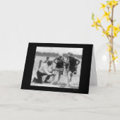 Cop Measuring Swimsuit Length 1922 Kaart (Gele Bloem)