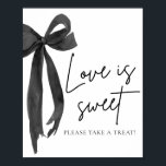 Coquette Black Bow Love is Sweet Treat Favoriet Si Poster<br><div class="desc">De Coquette Black Bow Love is Sweet Treat Favor Sign voegt een vleugje charme en sophisticatie toe aan je vrijgezellenfeest of speciale gebeurtenis. Met een stijlvol ontwerp van de zwarte strik en de uitdrukking "Love is Sweet", is dit bord perfect voor het benadrukken van uw traktatie- of gunsttafel. Het is...</div>