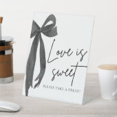 Coquette Black Bow Love is Sweet Treat Favoriet Si Reclamebord Met Voetstuk (Insitu)