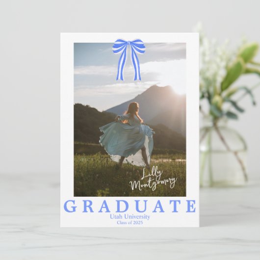 Coquette Blue Bow Foto Afstuderen Aankondiging (Staand voorkant)
