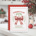 Coquette boog rood wit geschulpte kerst party kaart<br><div class="desc">Feestelijke kerst party uitnodiging met een schattige rode en witte coquette boog en heldere rode en groene tekst. Ingelijst met een rood lijst en geschulpte rand. Personaliseer met uw feestinformatie. Neem contact met mij op voor hulp bij uw aanpassingen of om extra matching of coördinatie van Zazzle producten voor uw...</div>