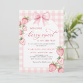 Coquette Bow Aardbei Baby shower Uitnodiging (Staand voorkant)