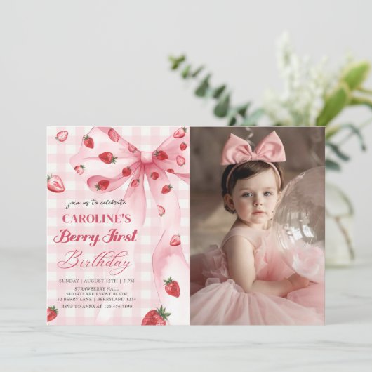 Coquette Bow Berry Eerste Aardbei Verjaardag Foto Kaart (Staand voorkant)