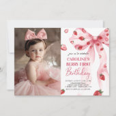 Coquette Bow Berry Eerste Aardbei Verjaardag Foto Kaart (Voorkant)