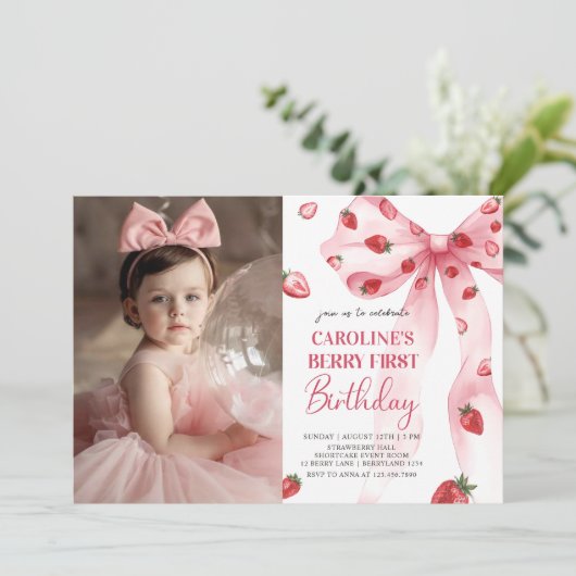 Coquette Bow Berry Eerste Aardbei Verjaardag Foto Kaart (Staand voorkant)