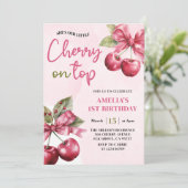 Coquette Bow Cherry op Top 1st Birthday Invitation Kaart (Staand voorkant)
