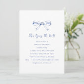 Coquette Bow Tying Knot Script Blauw Vrijgezellenf Kaart (Staand voorkant)
