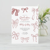 Coquette Bows Maroon Graduation Party Uitnodiging (Staand voorkant)