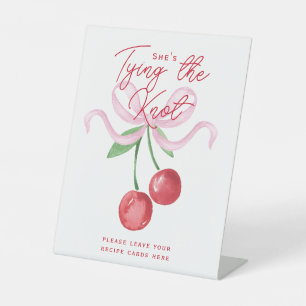 Coquette Cherry   Ze knoopt de knoop door Reclamebord Met Voetstuk