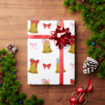 Coquette Christmas Bells en Bows Classic Cadeaupapier<br><div class="desc">Vier dit seizoen een kerstkoket met de juiste en vrolijke kerstprint voor je Beaus en Belles. Oorspronkelijk ontworpen voor de kerstprint van mijn jongste dochter, roepen deze Bows en Belles for Beaus en Belles een klassieke kerstsfeer op! Perfect voor het inpakken van geschenken en ook als achtergrond voor uw geheugenbehoud...</div>