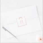 Coquette Christmas Wavy Foto Kerstmis Vierkante Sticker<br><div class="desc">Dit is een klassiek Square Christmas Monogram label. Een leuke monogrammed preppy boog sticker met delicate coquette accenten.</div>