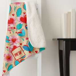 Coquette harten, en bloem crème monogram sherpa deken
