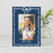 Coquette Navy Bow Foto Afstuderen Aankondiging (Staand voorkant)