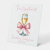 Coquette Pink Bow Vrijgezellenfeest Reclamebord Met Voetstuk (Voorkant)