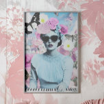 Coquette stijl roze en blauw Retro Pop Art Collage Poster<br><div class="desc">Breng een vleugje retro-charme naar uw ruimte met dit esthetische poster van coquette. Met een coole vrouw met een oversized bril, het spelen van de toetsenborden met dromerige roze huisaccenten, vlinders en een glamoureuze, geïnspireerde figuur, combineert deze collage pastels met gedurfde, moderne flair. Of het nu gaat om huisdecoratie of...</div>