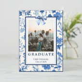 Coquette Toile Bow Foto Afstuderen Aankondiging (Staand voorkant)