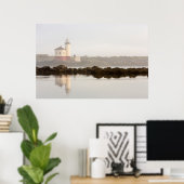 Coquille River-vuurtoren in ochtendnevel Poster (Thuiskantoor)
