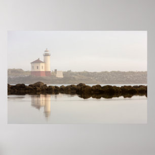 Coquille River-vuurtoren in ochtendnevel Poster