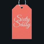 Coral 60 en Sassy 60th Birthday Cadeaulabel<br><div class="desc">Het gedenkwaardige 60-jarig bestaan met dit moderne 60ste verjaardagsontwerp op een koraalachtergrond, deze schitterende 60ste verjaardagsgeschenk labels zijn perfect voor het maken van een geweldige viering van de 60ste verjaardag. De woorden zestig en assy worden geplaatst gebruikend modern manuscript. Neem contact met ons op via onze winkel als je hulp...</div>