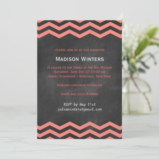 Coral & Chalkboard Chevron Bat Mitzvah Kaart (Staand voorkant)